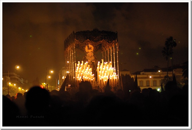 Virgen de la Estrella al seu pas pel Barri de Triana.