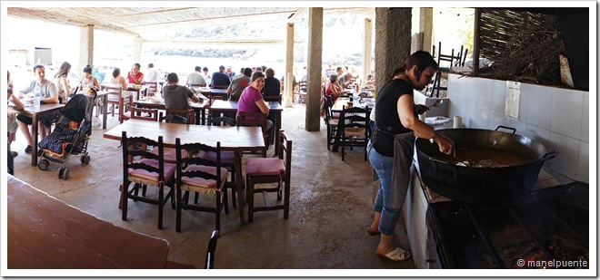 Menjant Bullit de peix al restaurant El Bigotes. Cala Mastella. Eivissa
