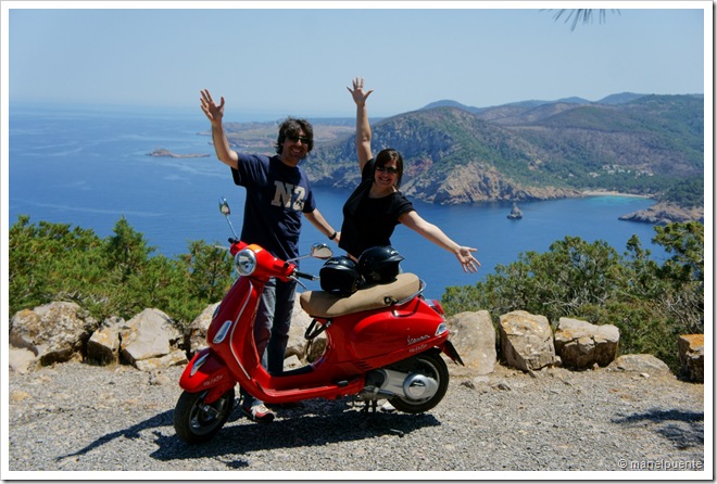 En moto per Punta de Sa Creu. Eivissa