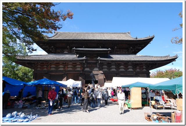 Mercat de Kõbõ-san el 21 de cada mes. Al recinte del temple Tõ-ji.