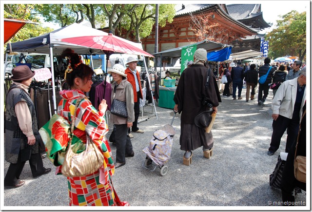 Mercat de Kõbõ-san el 21 de cada mes. Al recinte del temple Tõ-ji.