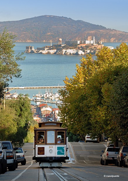 El famós tramvia de San Francisco amb Alcatraz al fons