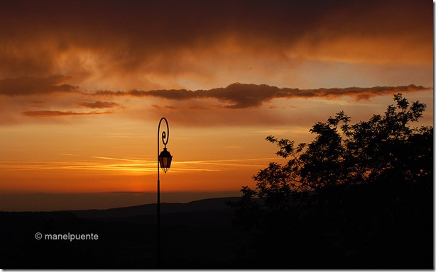 Posta de sol al poble de Bonnieux. La Provence, França