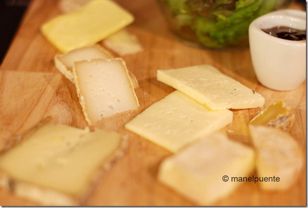 Taula de formatges al restaurant Un P'tit coin de cuisine, de Bonnieux. La Provence, França