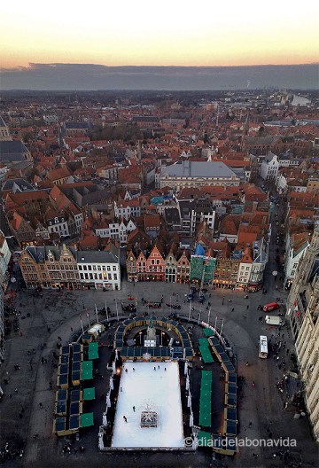 Grote Markt amb la pista de gel i el Mercat de Nadal i vistes de la ciutat