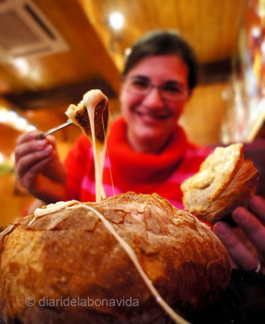 Probamos la fondue de queso dentro de un pan de payés