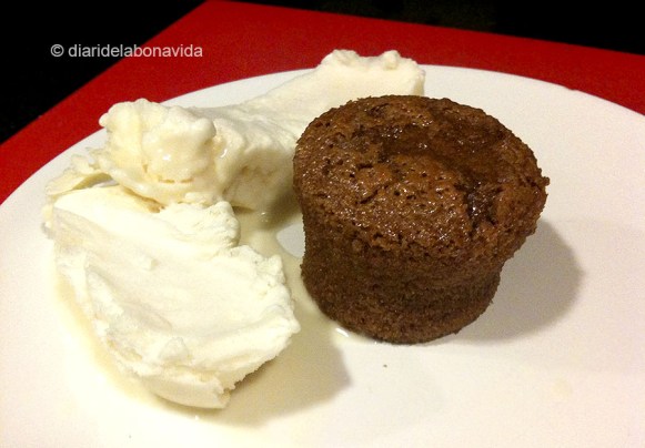 coulant de chocolate y helado de vainilla