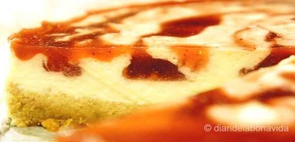 Pastel de queso con mermelada de fresa