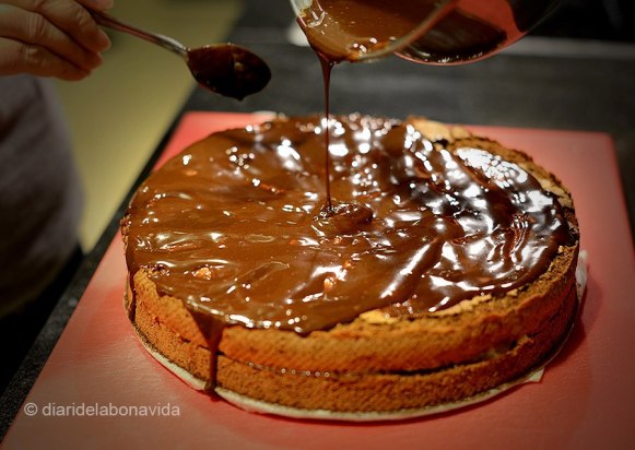 Preparant una tarta sacher