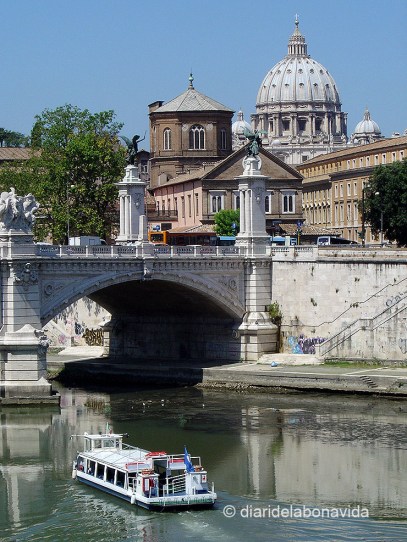 Rio Tíber y al fondo la cúpula de la Basílica de San Pedro
