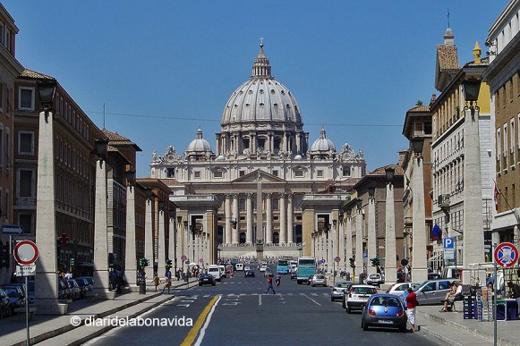 La Via de la Conciliazione nos conduce directamente a la Plaza de San Pedro