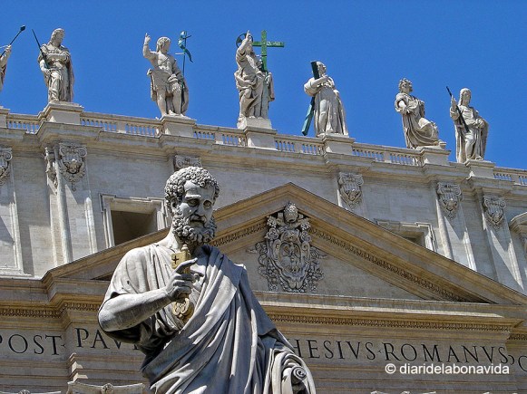 Escultura de San Pedro y el resto de apóstoles