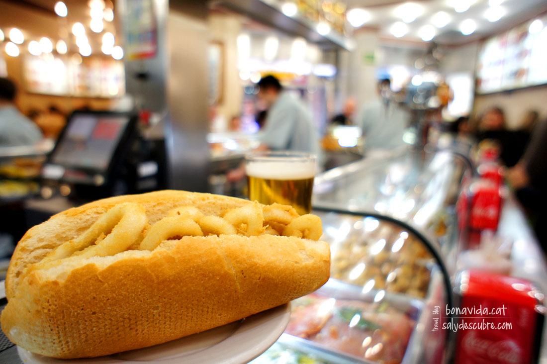 El popular bocadillo de calamares con su caña correspondiente