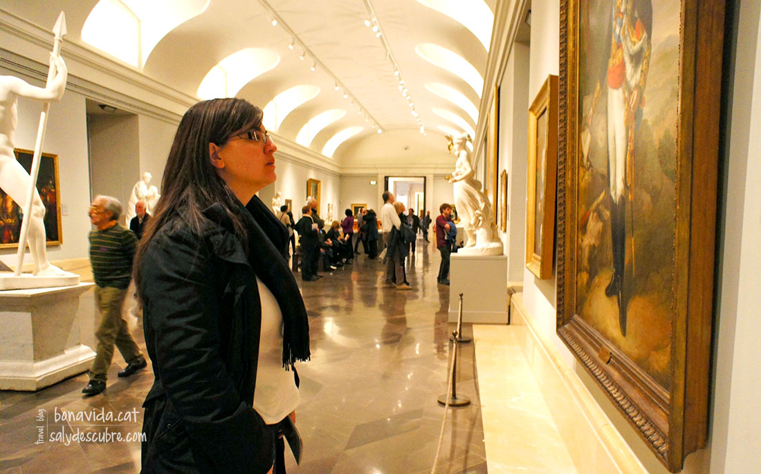 Admirando alguna de las obras del Prado