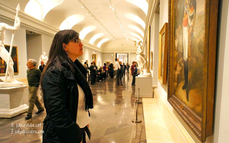 Admirando alguna de las obras del Prado