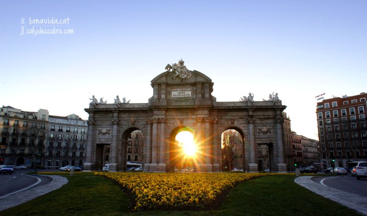 Ahi está viendo pasar el tiempo... Puerta de Alcalá