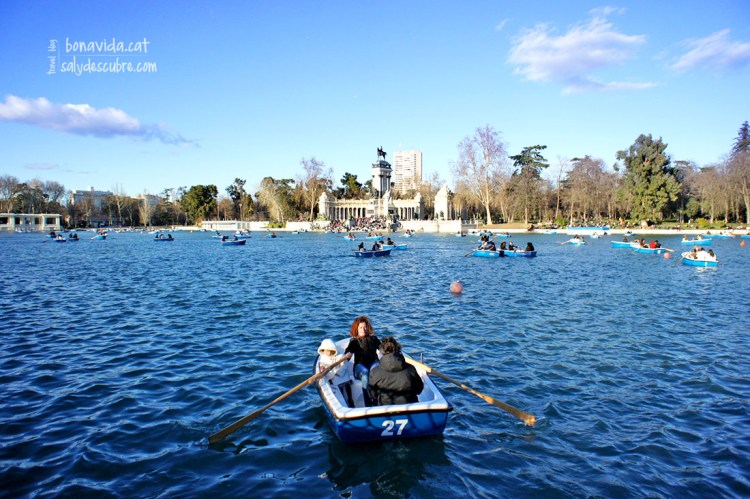 Navegar en barca en el Retiro es un clásico